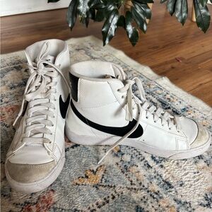 Nike Women’s Blazer ‘77 Mid Vintage Style Shoes